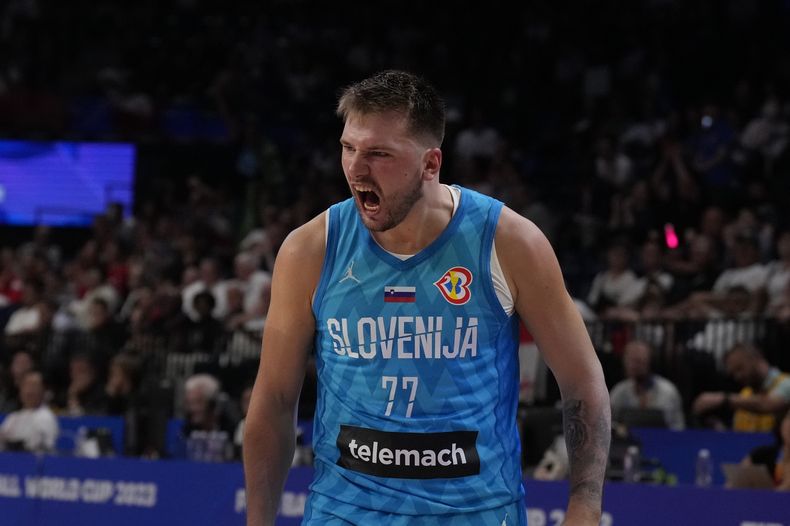 El esloveno Luka Doncic (77) reacciona durante el partido contra Georgia en la Copa Mundial de basquetbol, el lunes 28 de agosto de 2023, en Okinawa, Japón. (AP Foto/Hiro Komae)