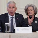 ARCHIVO - El secretario de Energía, Chris Wright, habla mientras la jefa de gabinete de la Casa Blanca, Susie Wiles, escucha durante una reunión con el presidente Donald Trump y ejecutivos petroleros en el Salón Este de la Casa Blanca, el viernes 9 de enero de 2026, en Washington. (Foto AP/Evan Vucci, archivo)