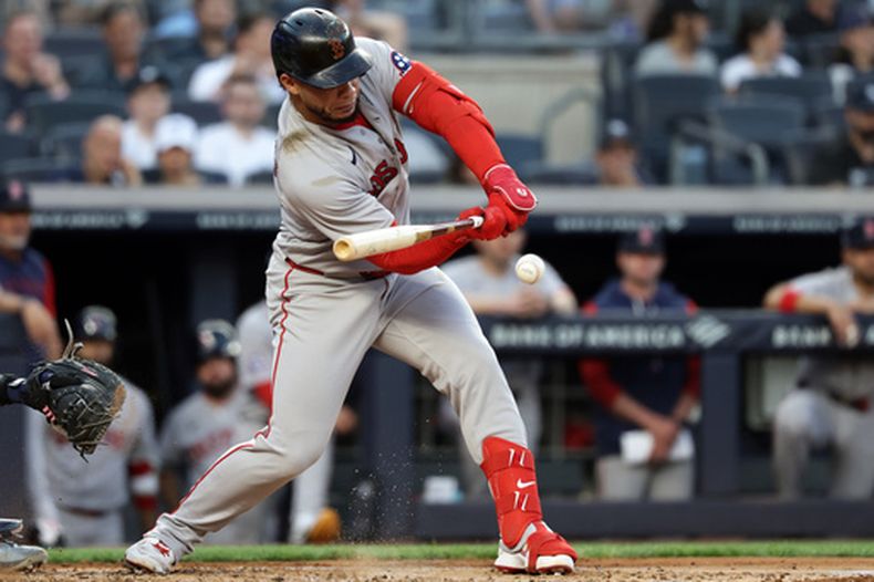 El venezolano Willson Contreras, de los Medias Rojas de Boston, batea un sencillo productor ante los Yankees de Nueva York, el viernes 5 de junio de 2026 (AP Foto/Adam Hunger)