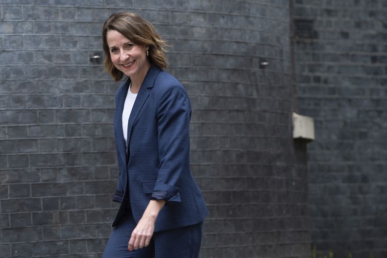 La nueva secretaria de Estado para Trabajo y Pensiones, Liz Kendall, llega a Downing Street, el viernes 5 de julio de 2024, en Londres. (AP Foto/Thomas Krych, Archivo)