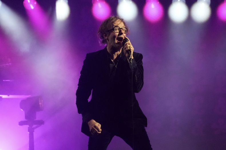 ARCHIVO - Jarvis Cocker de la banda Pulp se presenta en el Hollywood Palladium de Los Ángeles el 18 de septiembre de 2024. (Foto AP/Chris Pizzello, archivo)