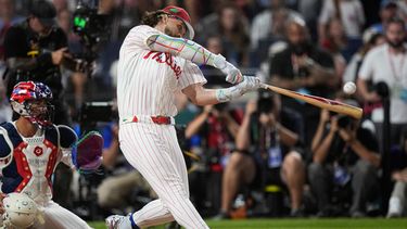 Bryce Harper, de los Filis de Filadelfia, participa en el Derby de Jonrones en el marco del Juego de Estrellas de Grandes Ligas, el lunes 13 de julio de 2026, en Filadelfia. (AP Foto/Matt Slocum)