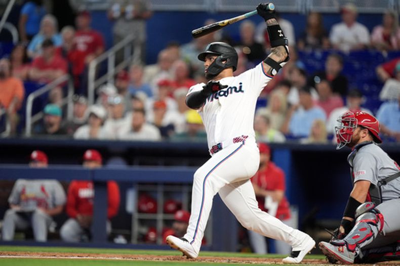 Agustín Ramírez conecta un sencillo para los Marlins de Miami durante el juego contra los Cardenales de San Luis, el miércoles 22 de abril de 2026, en Miami. (AP Foto/Rebecca Blackwell)