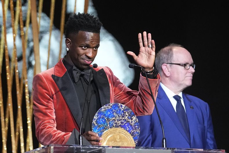 Vinicius Junior del Real Madrid recibe el Premio Socrates po parte del Príncipe Albert II de Mónaco durante la entrega del Balón de Oro en París el lunes 30 de octubre del 2023. El martes 31 de octubre del 2023, Vinicius firma una extensión de contrato con el Real Madrid. (AP Foto/Michel Euler)