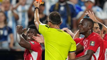 El árbitro Joao Pinheiro expulsa al suizo Breel Embolo (7) durante el partido contra Argentina en los cuartos de final de la Copa del Mundo, el sábado 11 de julio de 2026. (AP Foto/Ed Zurga)