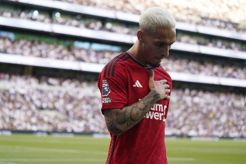En foto del 19 de agosto del 2023, el brasileño Antony, del Manchester United, reacciona durante una encuentro ante el Tottenham en la Liga Premier. El sábado 23 de septiembre del 2023, dejan fuera a Antony de la convocatoria de la selección para los próximos duelos de la eliminatoria debido a las acusaciones de violencia doméstica. (AP Foto/Alberto Pezzali)