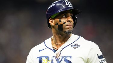 El cubano Yandy Díaz, de los Rays de Tampa Bay, se lamenta después de ser retirado en el octavo inning del quinto juego de la Serie Mundial ante los Cerveceros de Milwaukee, el miércoles 28 de octubre de 2026 (AP Foto/Ashley Landis)