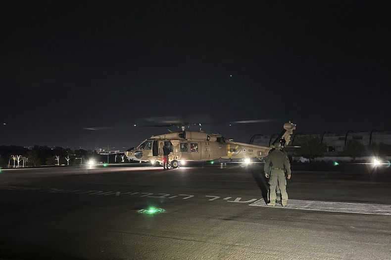 En esta imagen proporcionada por el ejército israelí, un helicóptero de la fuerza aérea israelí con dos rehenes rescatados se ve en el centro médico Sheba en Ramat Gan, Israel, el lunes 12 de febrero de 2024. (Fuerzas Israelíes de Defensa via AP)
