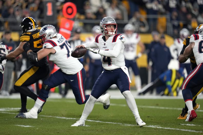 El quarterback de los Patriots de Nueva Inglaterra Bailey Zappe intenta lanzar el balón en el encuentro ante los Steelers de Pittsburgh el jueves 7 de diciembre del 2023. (AP Foto/Gene J. Puskar)