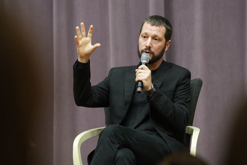 El periodista y cineasta Mstyslav Chernov de 20 Days in Mariupol habla tras una proyección del documentan en el Departamento de Estado en Washington, el martes 27 de febrero de 2024. (Foto AP/Susan Walsh)