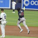Marcell Ozuna (20), bateador designado de los Bravos de Atlanta, celebra después de conectar un grand slam en la segunda entrada del juego de béisbol en contra de los Marlins de Miami, el miércoles 3 de mayo de 2023, en Miami. (AP Foto/Marta Lavandier)