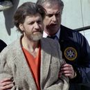 Theodore Ted Kaczynski es escoltado a su auto afuera de una corte federal en Helena, Montana, el 4 de abril de 1996. (AP Foto/John Youngbear, Archivo)