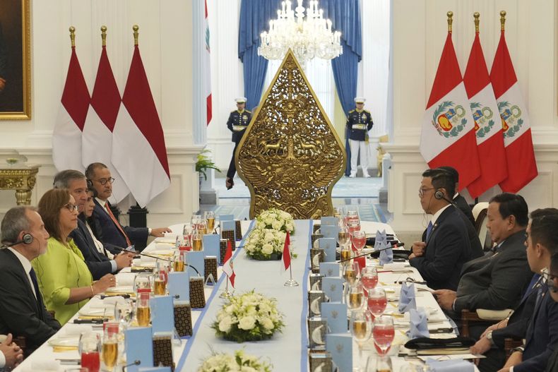 La presidenta peruana Dina Boluarte, a la izquierda de verde, se reúne con su homólogo indonesio Prabowo Subianto, segundo de derecha a izquierda, en el Palacio Merdeka el lunes 11 de agosto de 2025, en Yakarta, Indonesia. (AP Foto/Achmad Ibrahim)