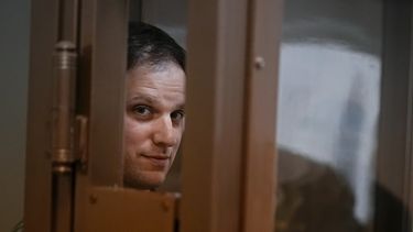 ARCHIVO - El periodista Evan Gershkovich, del Wall Street Journal, se presenta ante la corte de Moscú, Rusia, 18 de abril de 2023. Un tribunal ruso prorrogó por tres meses la detención del periodista del Wall Street Journal Evan Gershkovich, reportaron el martes 23 de mayo de 2023 agencias de noticias rusas. (AP Foto/Alexander Zemlianichenko, archivo)