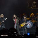 ARCHIVO - Tom Hamilton, de izquierda a derecha, Steven Tyler, Joe Perry, John Douglas y Brad Whitford de Aerosmith, durante su presentación el 8 de septiembre de 2022 en el Fenway Park de Boston. Aerosmith estará de gira por última vez para celebrar sus más de 50 años como astros del rock, anunció la banda el lunes 1 de mayo de 2023. Su gira de despedida se titula Peace Out y comenzará el 2 de septiembre en Filadelfia. (Foto Winslow Townson/Invision/AP, archivo)