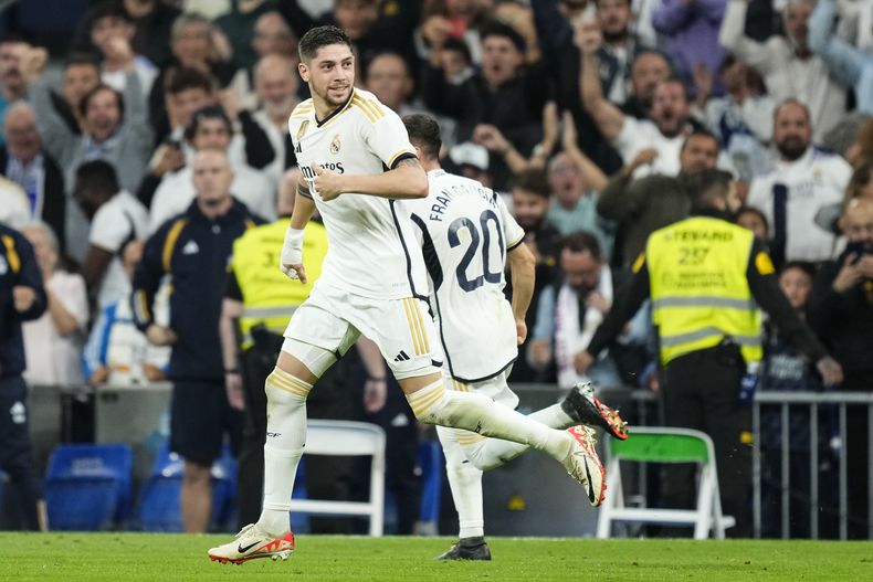 Federico Valverde del Real Madrid tras anotar el primer gol en la victoria 2-1 ante la Real Sociedad, el domingo 17 de septiembre de 2023, en Madrid. (AP Foto/José Bretón)