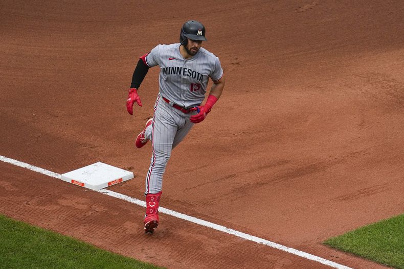 Joey Gallo de los Mellizos de Minnesota recorre las bases tras conectar un jonrón ante los Orioles de Baltimore en el cuarto inning, el sábado 1 de julio de 2023. (AP Foto/Julio Cortez)