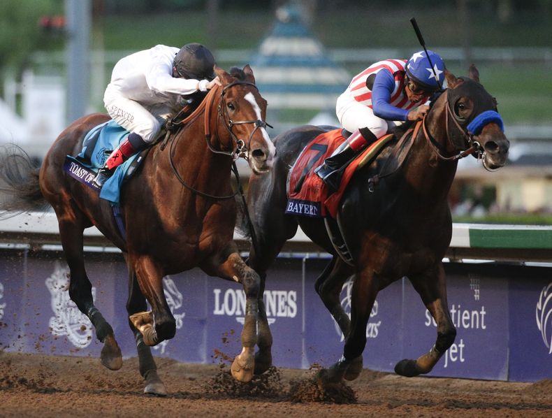 El jockey mexicano Mart&iacute;n Garc&iacute;a monta a Bayern (derecha) para ganar el Cl&aacute;sico de la Copa de Criadores, superando a Jamie Spencer, jinete de Toast, en Arcadia, California, el s&aacute;bado 1 de noviembre de 2014 (AP Foto/Jae C. Hong)