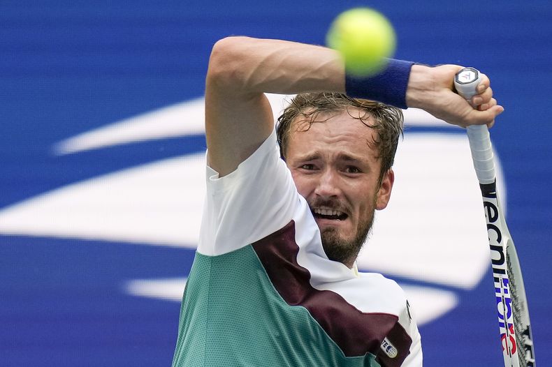 El ruso Daniil Medvedev, hace una devolución a su compatriota Andrey Rublev el miércoles 6 de septiembre de 2023, en el US Open(AP Foto/Seth Wenig)