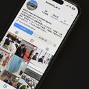 La página de Instagram de la Agencia de la Casa Imperial de Japón en un teléfono celular el lunes 1 de abril de 2024 en Tokio. La Familia Imperial de Japón hizo su debut en Instagram el lunes, con imágenes del emperador Naruhito y la emperatriz Masako capturando momentos de sus deberes oficiales, en un esfuerzo por deshacerse de su imagen aislada y acercarse a las generaciones más jóvenes. (Foto AP/Eugene Hoshiko)