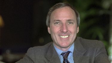 ARCHIVO - Joseph Wambaugh, autor de Fugitive Nights posa durante una entrevista en Los Ángeles en enero de 1992. (AP Foto/Reed Saxon, Archivo)