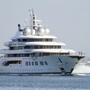 ARCHIVO – El superyate Amadea navega hacia la bahía de San Diego el 27 de junio de 2022, visto desde Coronado, California. (AP Foto/Gregory Bull, Archivo)