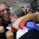 Juan Ángel Napout, expresidente de CONMEBOL, es recibido por sus familiares y amigos en el aeropuerto Silvio Pettirossi, en Luque, Paraguay, el viernes 7 de julio de 2023. Napout fue liberado de una prisión federal en Miami y deportado a Paraguay después de cumplir cinco años y medio de sentencia por un cargo del 22 de diciembre de 2022 por conspiración y dos cargos de fraude electrónico. (AP Foto/Jorge Saenz)