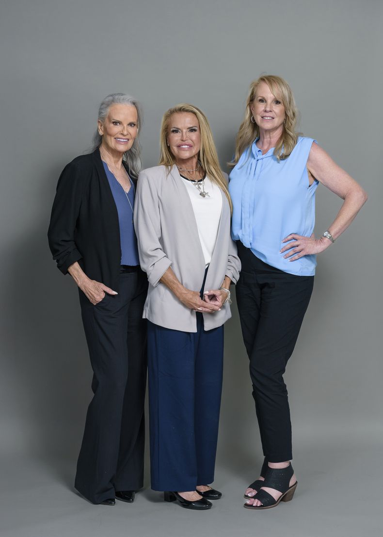 Denise Brown, de izquierda a derecha, Dominique Brown, y Tanya Brown posan para un retrato para promover la docuserie The Life & Murder of Nicole Brown Simpson el miércoles 29 de mayo de 2024 en Nueva York. (Foto Christopher Smith/Invision/AP)