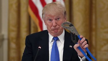 Trump dice que tiene “autoridad total” para emitir indultos