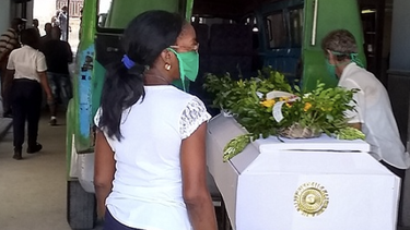 cuba: tras colapso de morgues y las funerarias el gobierno recurre a los transportistas privados para trasladar cadaveres