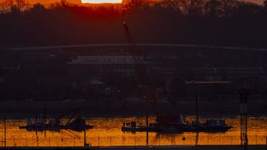 ARCHIVO - Equipos de salvamento trabajan cerca de los restos de una colisión en pleno vuelo entre un avión de American Airlines y un helicóptero Black Hawk en el río Potomac, en el Aeropuerto Nacional Ronald Reagan de Washington, el 4 de febrero de 2025, en Arlington, Virginia. (AP foto/Ben Curtis, archivo)