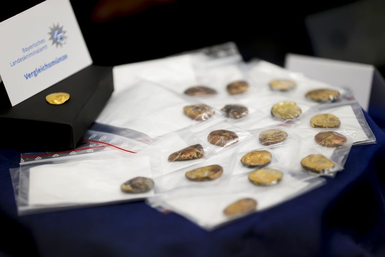 Se muestran monedas de comparación durante una conferencia de prensa de la policía criminal de Baviera y la fiscalía de Munich sobre los arrestos en el caso del robo del oro de Manching, en Munich, jueves 20 de julio de 2023. Los policías que investigan el robo de cientos de monedas de oro antiguas de un museo alemán han encontrado bolas de oro que parecen ser resultado del derretimiento de una parte del tesoro, pero aún tienen esperanzas de encontrar el resto intacto. (Uwe Lein/dpa via AP)