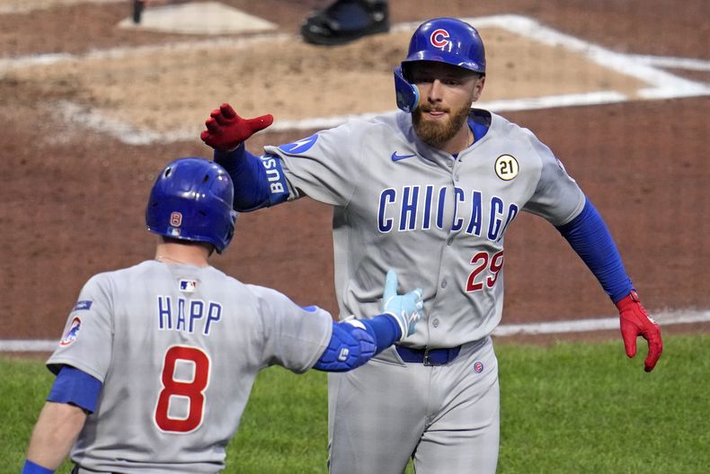 Michael Busch (29), de los Cachorros de Chicago, celebra con Ian Happ en su regreso rumbo al dugout después de batear un cuadrangular solitario contra el lanzador de los Piratas de Pittsburgh Braxton Ashcraft durante la tercera entrada del juego de béisbol de Grandes Ligas, el lunes 15 de septiembre de 2025, en Pittsburgh. (AP Foto/Gene J. Puskar)