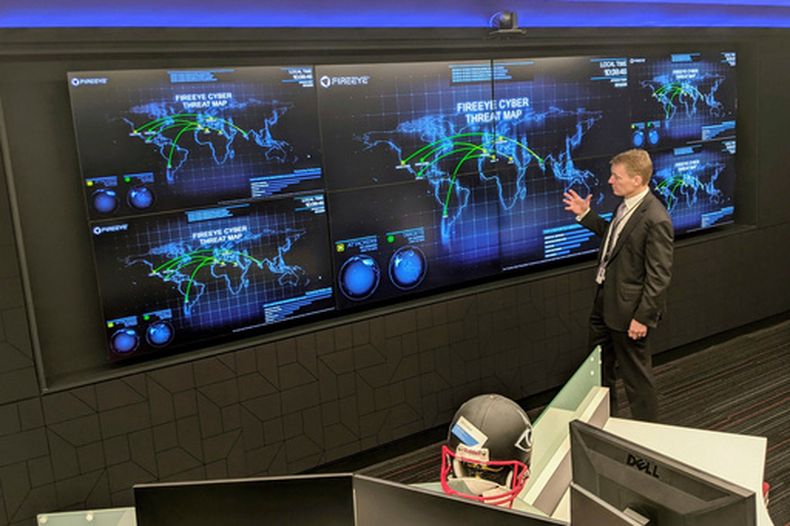 ARCHIVO – El CEO de FireEye, Kevin Mandia, da un recorrido por el espacio de oficina sin usar de la empresa de ciberseguridad en Reston, Virginia, el 9 de marzo de 2021. (AP Foto/Nathan Ellgren, Archivo)