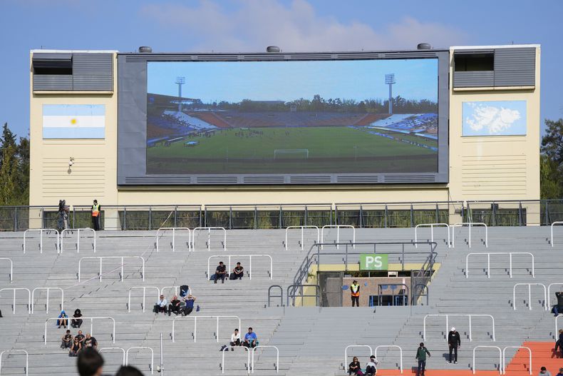 Espectadores esperan por el inicio del partido de Italia contra Nigeria por el Grupo D del Mundial Sub20 en el estadio Malvinas Argentinas de la provincia de Mendoza, Argentina, miércoles 24 de mayo, 2023. (AP Foto/Natacha Pisarenko)