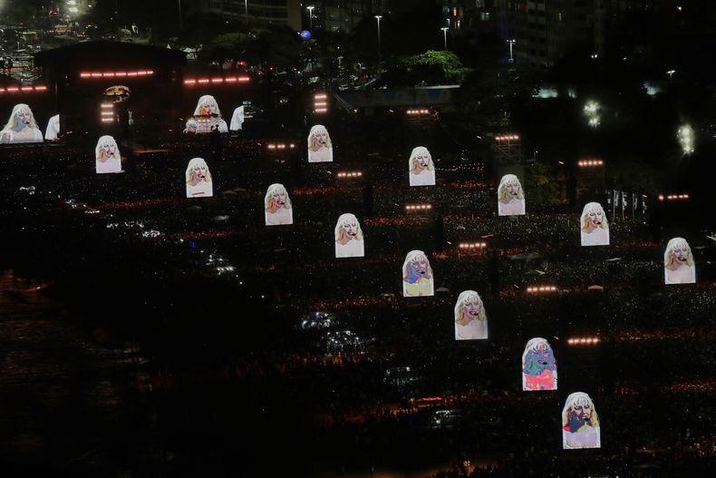 Fanáticos llenan la playa de Copacabana para ver el concierto gratuito de Lady Gaga en Río de Janeiro, el sábado 3 de mayo de 2025. (Foto AP/Bruna Prado)
