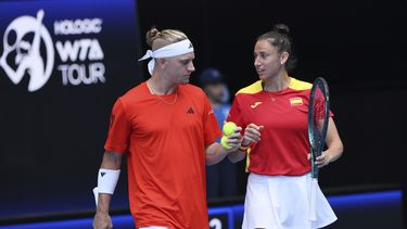 Alejandro Davidovich Fokina de España habla con su compañera Sara Sorribes Tormo durante el partido de dobles mixto contra Beatriz Haddad Maia y Marcelo Melo de Brasil en el torneo Copa United, en Perth, Australia, el viernes 29 de diciembre de 2023. (AP Foto/Trevor Collens)