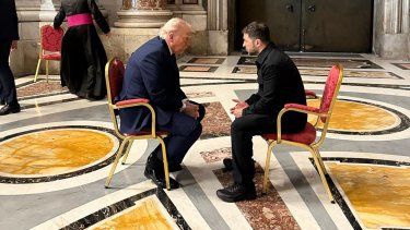 En esta imagen, distribuida por la oficina de prensa de la Presidencia de Ucrania, el presidente de Ucrania, Volodymyr Zelenskyy (derecha), y su homólogo de Estados Unidos, Donald Trump, charlan en el Vaticano antes del inicio del funeral del papa Francisco, el 26 de abril de 2025.(Oficina de prensa de la Presidencia de Ucrania vía AP)