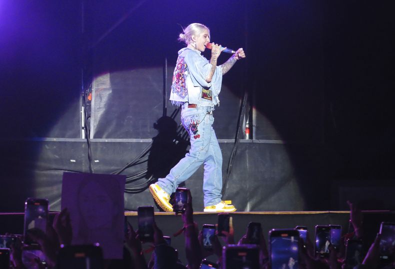 La cantante puertorriqueña Young Miko durante su concierto en el Coca-Cola Flow Fest en la Ciudad de México, el sábado 25 de noviembre de 2023. (Foto AP/Berenice Bautista)