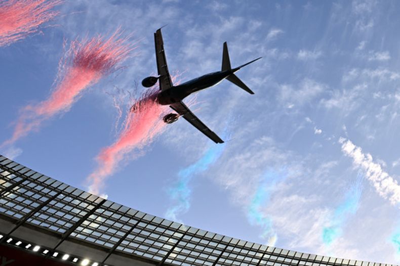 Un avión vuela sobre el estadio antes de un partido de rugby entre Sudáfrica y Nueva Zelanda, en Ciudad del Cabo, Sudáfrica, el sábado 29 de agosto de 2026. (AP Foto)
