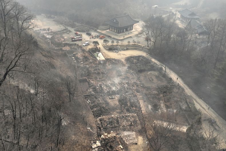 Los restos de pabellones quemados por incendios forestales en el templo de Gounsa, en Uiseong, Corea del Sur, el miércoles 26 de marzo de 2025. (Kim Do-hoon/Yonhap vía AP)