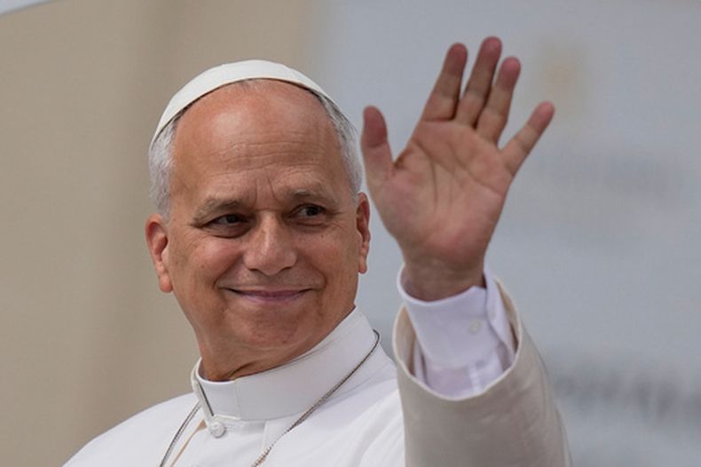 El papa León XIV llega para su audiencia semanal en la Plaza de San Pedro en la Ciudad del Vaticano, el 13 de mayo del 2026. (AP foto/Alessandra Tarantino)
