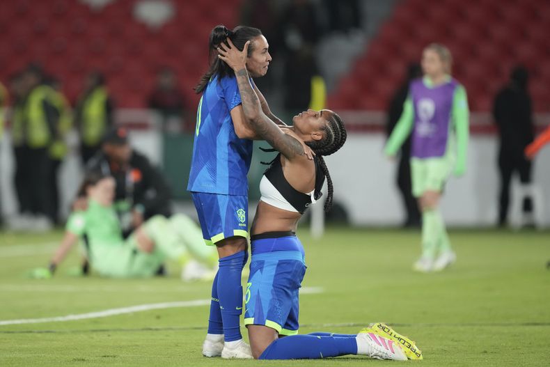 Marta y Tarciane de Brasil celebran tras ganar la Copa América femenina al superar en la final a Colombia en Quito, Ecuador el sábado 2 de agosto del 2025. (AP Foto/Dolores Ochoa)