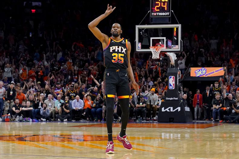 En foto del martes 25 de abril del 2023, el alero de los Suns de Phoenix Kevin Durant hace un gesto durante el juego 5 de la serie de primera ronda ante los Clippers de Los Ángeles. El viernes 28 de abril del 2023, Durant recibe contrato de por vida de Nike. (AP Foto/Matt York)