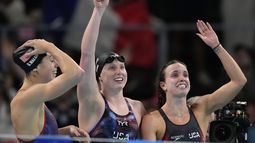 Desde la izquierda, las estadounidenses Gretchen Walsh, Lilly King y Regan Smith celebran ganar la medalla de oro en el relevo 4x100 de la natación de los Juegos Olímpicos de París, el domingo 4 de agosto de 2024, en Nanterre, Francia. (AP Foto/Brynn Anderson)