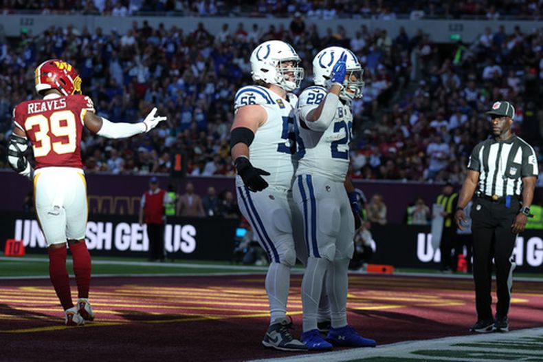 El corredor de los Colts de Indianápolis Jonathan Taylor celebra tras anotar en el encuentro ante los Commanders de Washington en Londres el domingo 4 de octubre del 2026. (AP Foto/Ian Walton)