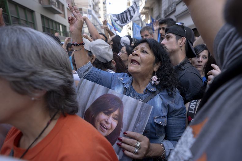 Los partidarios de la expresidenta Cristina Fernández se manifiestan frente a su residencia después de que un tribunal confirmó una sentencia de seis años e inhabilitación perpetua para ocupar cargos públicos contra Fernández en Buenos Aires, Argentina, el miércoles 13 de noviembre de 2024. (AP Foto/Víctor R. Caivano)