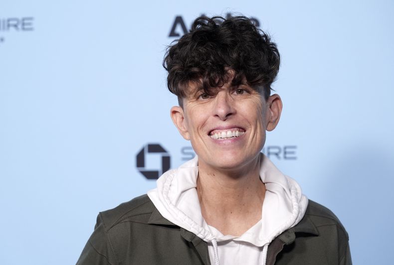 La poeta Andrea Gibson, uno de los sujetos del documental Come See Me in the Good Light, posa en el estreno de la película durante el Festival de Cine de Sundance el 25 de enero de 2025, en Park City, Utah. (Foto AP/Chris Pizzello, archivo)