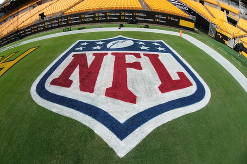 Se muestra el logotipo de la NFL en el campo antes del inicio de un partido de pretemporada entre los Packers de Green Bay y los Steelers de Pittsburgh, el jueves 13 de agosto de 2026, en Pittsburgh. (Foto AP/Gene J. Puskar)