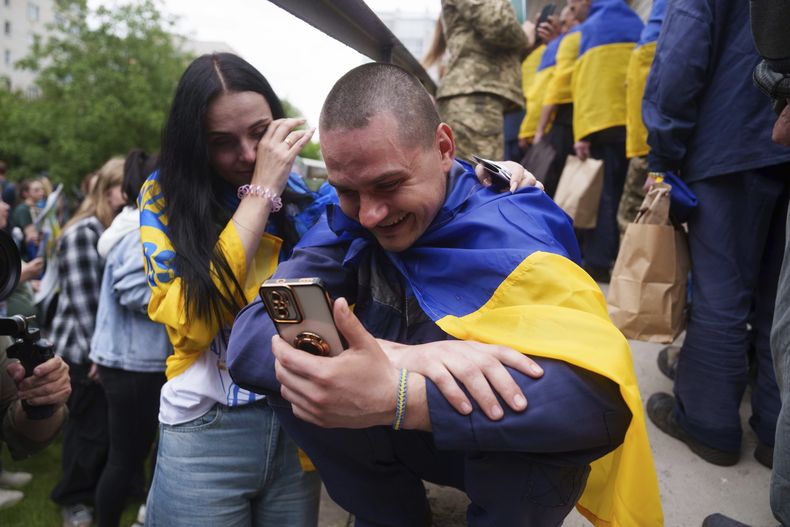 Un soldado ucraniano habla por teléfono con un familiar tras volver del cautiverio en un intercambio de prisioneros de guerra entre Rusia y Ucrania, en la región de Chernyhiv, Ucrania, el sábado 24 de mayo de 2025. (AP Foto/Evgeniy Maloletka)